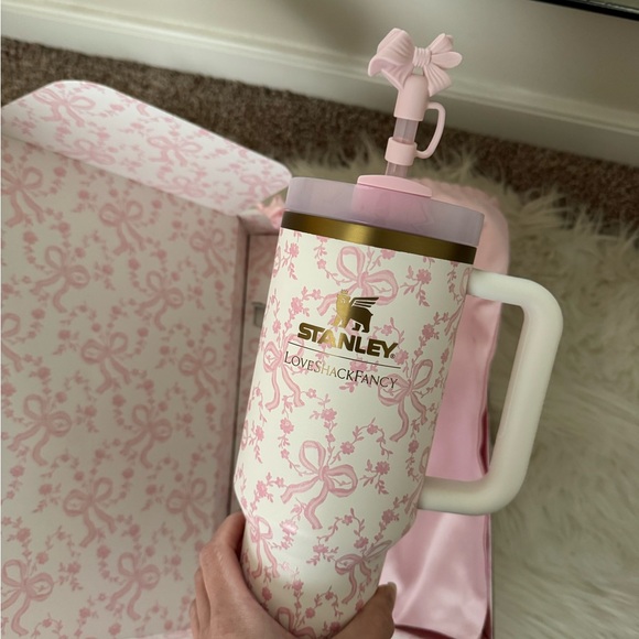 Stanley 1913 x LoveShackFancy Holiday Quencher® H2.0 FlowState™ Tumbler | 40 OZ - Picture 2 of 8